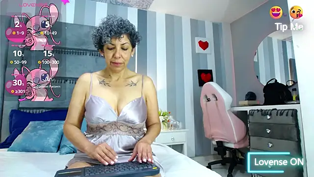 Snapshot of Julianewell chatting on 01/20/25, 12:18 Julianewell online show from 01/20/25, 12:18