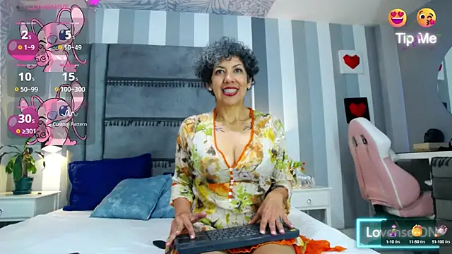 Snapshot of Julianewell chatting on 01/23/25, 03:11 Julianewell online show from 01/23/25, 03:11