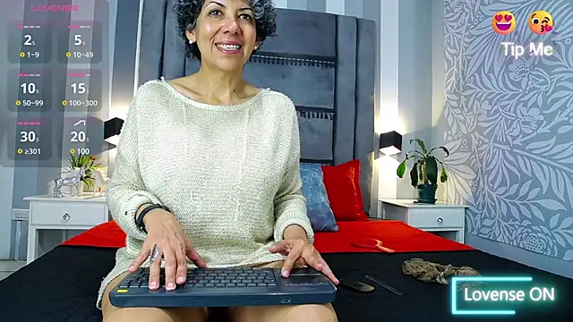 Snapshot of Julianewell chatting on 02/19/25, 12:11 Julianewell online show from 02/19/25, 12:11