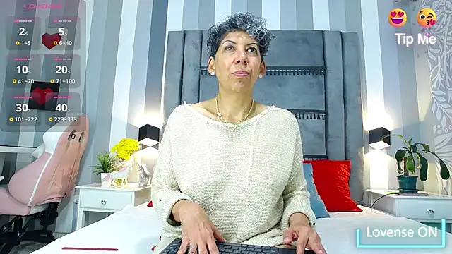 Snapshot of Julianewell chatting on 03/13/25, 12:46 Julianewell online show from 03/13/25, 12:46