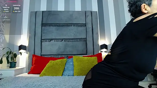 Snapshot of Julianewell chatting on 10/10/25, 12:37 Julianewell online show from 10/10/25, 12:37