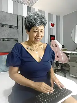 Snapshot of Julianewell chatting on 11/12/25, 12:05 Julianewell online show from 11/12/25, 12:05