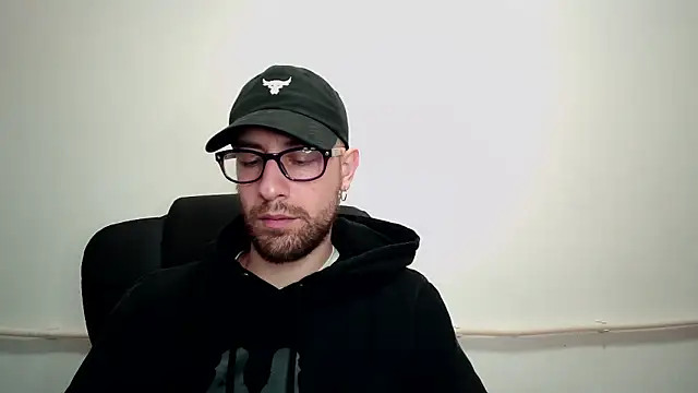 Snapshot of mikealcorleone chatting on 02/16/25, 09:05 mikealcorleone online show from 02/16/25, 09:05