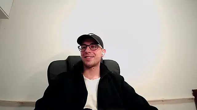 Snapshot of mikealcorleone chatting on 02/23/25, 04:57 mikealcorleone online show from 02/23/25, 04:57