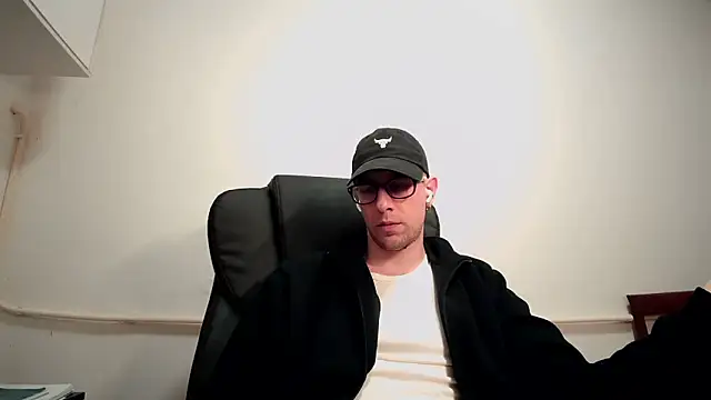 Snapshot of mikealcorleone chatting on 02/23/25, 08:11 mikealcorleone online show from 02/23/25, 08:11