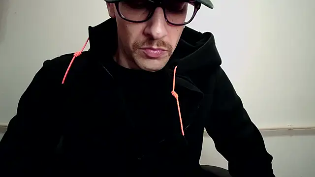 Snapshot of mikealcorleone chatting on 03/19/25, 09:16 mikealcorleone online show from 03/19/25, 09:16