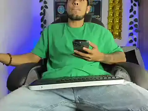 Snapshot of mikee_scooth chatting on 01/20/25, 02:32 mikee scooth online show from 01/20/25, 02:32