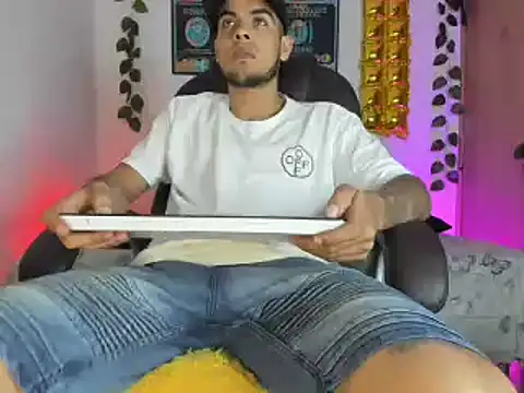 Snapshot of mikee_scooth chatting on 02/01/25, 12:40 mikee scooth online show from 02/01/25, 12:40