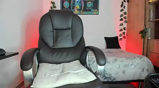 Snapshot of mikee_scooth chatting on 02/25/25, 06:47 mikee scooth online show from 02/25/25, 06:47