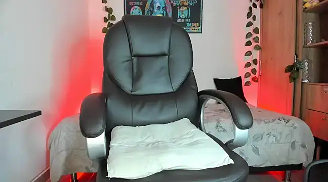 Snapshot of mikee_scooth chatting on 02/26/25, 04:25 mikee scooth online show from 02/26/25, 04:25