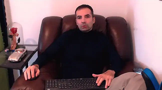 Snapshot of Leo_1617 chatting on 12/16/24, 10:50 Leo 1617 online show from 12/16/24, 10:50