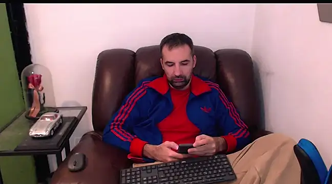 Snapshot of Leo_1617 chatting on 01/26/25, 04:30 Leo 1617 online show from 01/26/25, 04:30