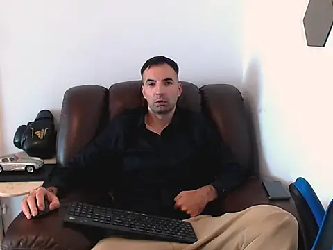 Snapshot of Leo_1617 chatting on 10/10/25, 10:25 Leo 1617 online show from 10/10/25, 10:25