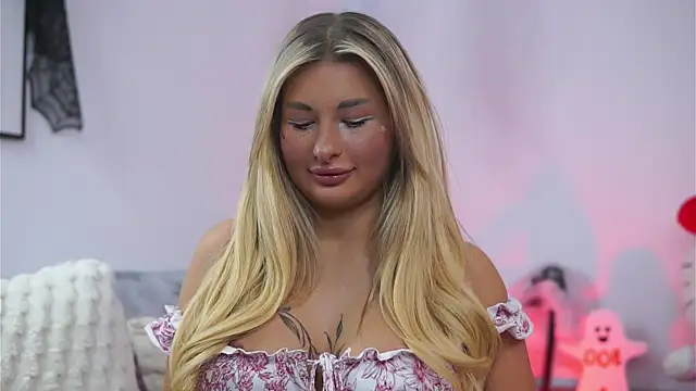 Snapshot of AvaShayy chatting on 10/27/25, 09:52 AvaShayy online show from 10/27/25, 09:52