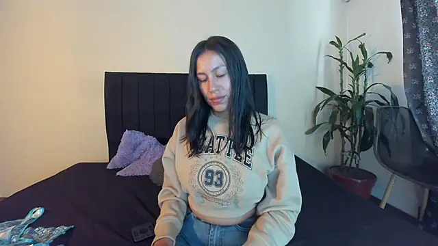 Snapshot of EmiGomez_ chatting on 03/11/25, 08:42 EmiGomez online show from 03/11/25, 08:42