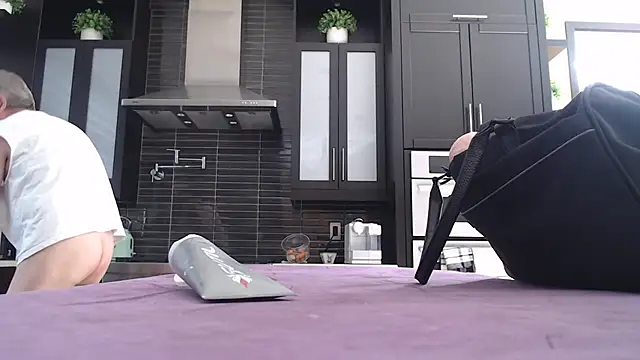 Snapshot of Toy-Daddy chatting on 10/13/25, 06:41 Toy-Daddy online show from 10/13/25, 06:41