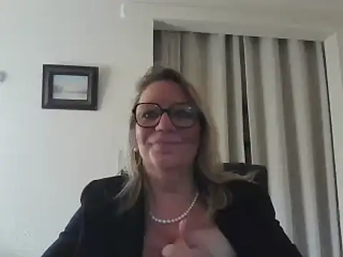 Snapshot of Silkesquirt chatting on 01/10/25, 10:17 Silkesquirt online show from 01/10/25, 10:17