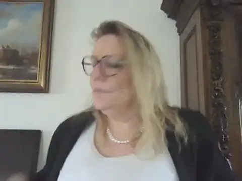 Snapshot of Silkesquirt chatting on 01/21/25, 01:22 Silkesquirt online show from 01/21/25, 01:22