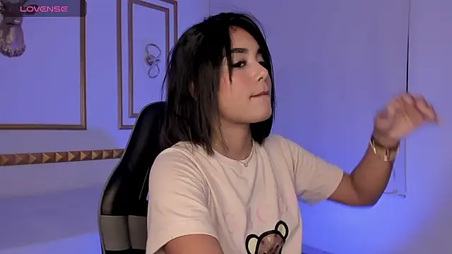 Snapshot of caro03x chatting on 10/30/25, 02:13 caro03x online show from 10/30/25, 02:13