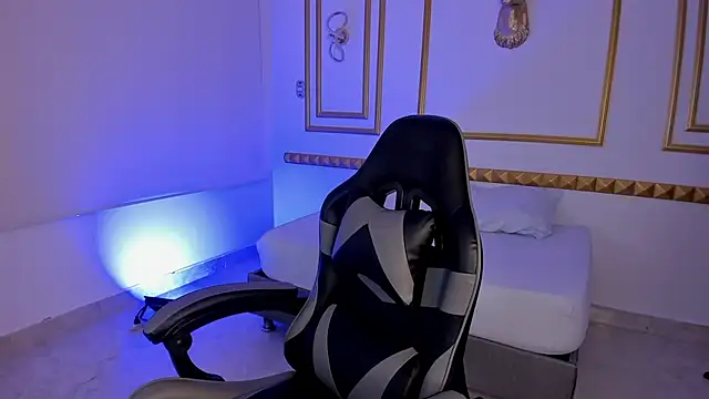 Snapshot of caro03x chatting on 11/13/25, 02:21 caro03x online show from 11/13/25, 02:21