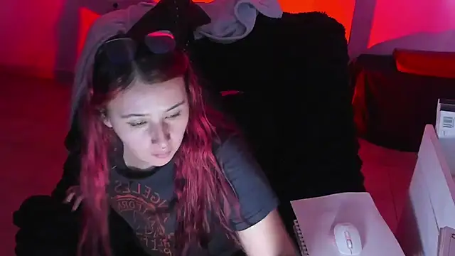 bonnie moon  online show from 10/21/25, 10:21