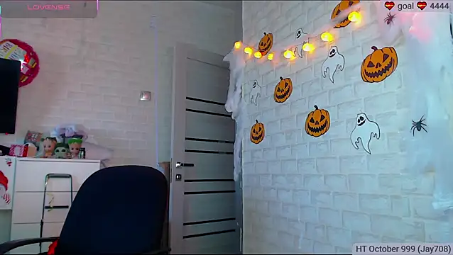 Snapshot of SuchCute chatting on 10/18/25, 02:47 SuchCute online show from 10/18/25, 02:47