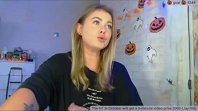 Snapshot of SuchCute chatting on 10/24/25, 02:52 SuchCute online show from 10/24/25, 02:52