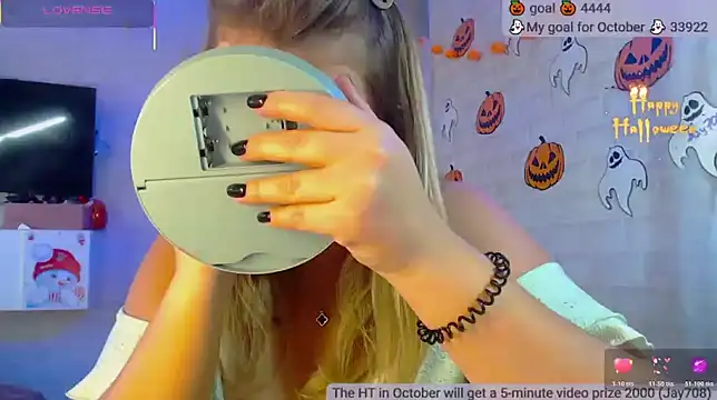 Snapshot of SuchCute chatting on 10/25/25, 02:41 SuchCute online show from 10/25/25, 02:41