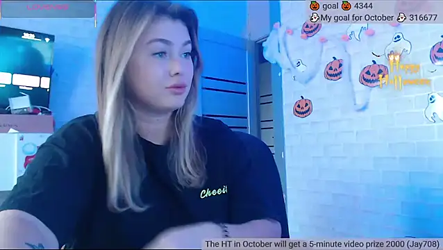 Snapshot of SuchCute chatting on 10/26/25, 03:34 SuchCute online show from 10/26/25, 03:34