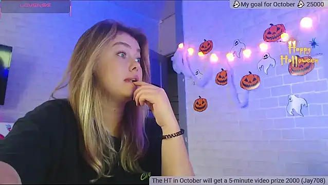 Snapshot of SuchCute chatting on 10/28/25, 02:15 SuchCute online show from 10/28/25, 02:15