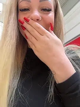 Snapshot of Highschoolpussy chatting on 11/17/25, 09:37 Highschoolpussy online show from 11/17/25, 09:37