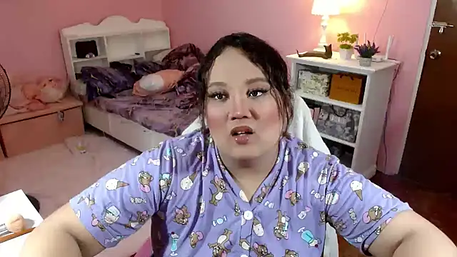 GiannaLopezSmith online show from 11/18/25, 03:49