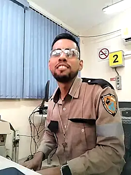 Snapshot of EnriquePersian197 chatting on 10/09/25, 03:21 EnriquePersian197 online show from 10/09/25, 03:21