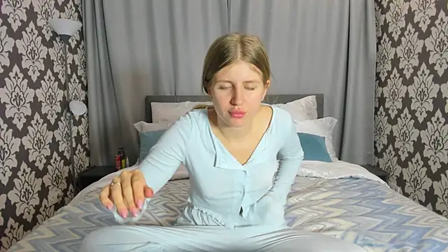 kirraa  online show from 10/07/25, 04:15