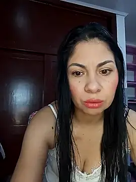 Snapshot of saralunabella chatting on 01/08/25, 04:44 saralunabella online show from 01/08/25, 04:44