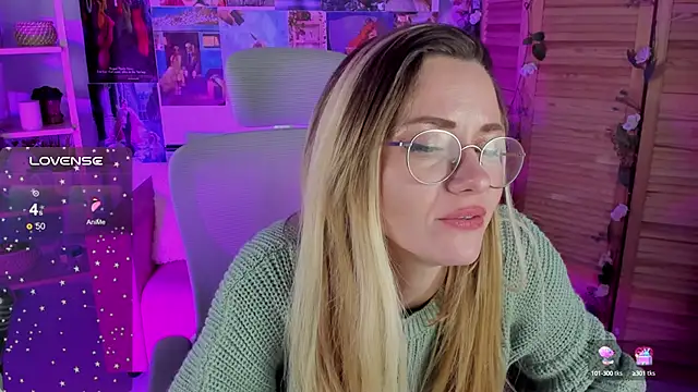 Snapshot of LadyIzabel chatting on 12/12/24, 03:05 LadyIzabel online show from 12/12/24, 03:05