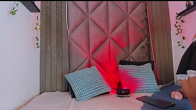 BriaConner  online show from 11/10/25, 02:10