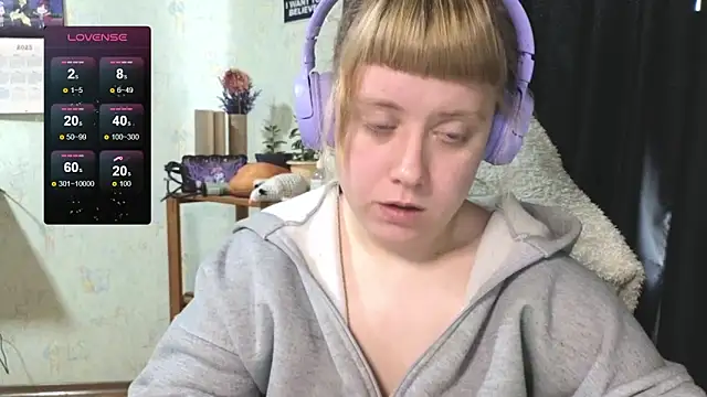 Snapshot of June_shy0 chatting on 10/04/25, 08:12 June shy0 online show from 10/04/25, 08:12