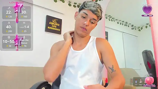 Snapshot of ryan_carter08 chatting on 10/13/25, 02:44 ryan carter08 online show from 10/13/25, 02:44