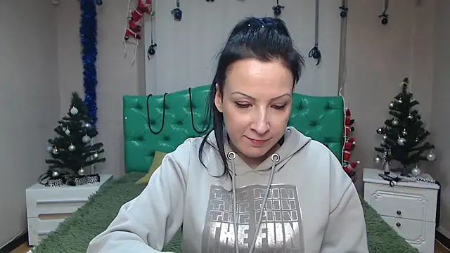 Snapshot of ElizabethSho chatting on 12/28/24, 01:08 ElizabethSho online show from 12/28/24, 01:08
