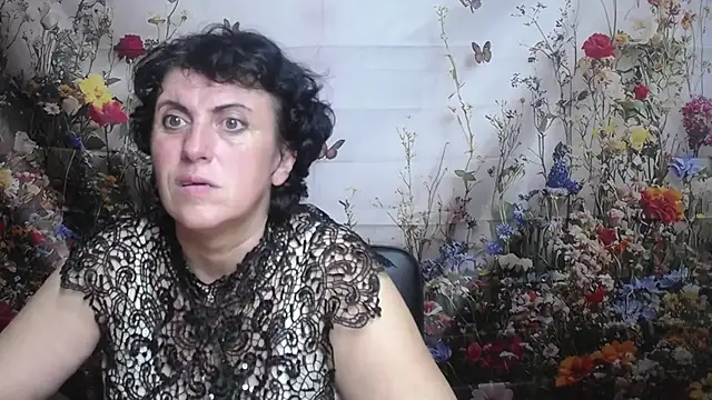 Snapshot of LuciaMii chatting on 09/17/25, 05:03 LuciaMii online show from 09/17/25, 05:03