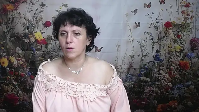 Snapshot of LuciaMii chatting on 09/19/25, 05:13 LuciaMii online show from 09/19/25, 05:13