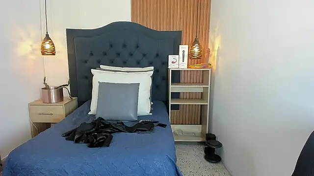 SARA STONE17 online show from 09/28/25, 12:32