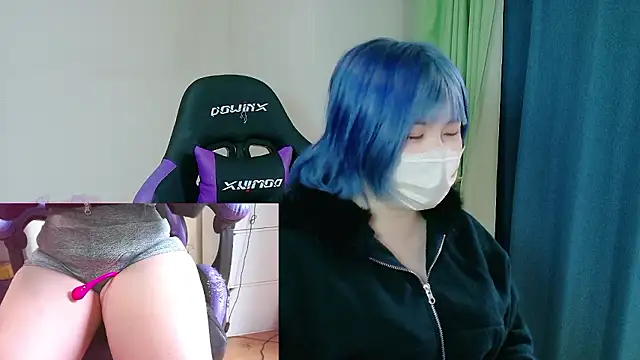 Snapshot of hazuki_8008 chatting on 10/21/25, 04:13 hazuki 8008 online show from 10/21/25, 04:13