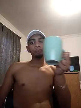 Snapshot of 29YOURZ_28_ chatting on 12/12/24, 04:37 29YOURZ 28 online show from 12/12/24, 04:37