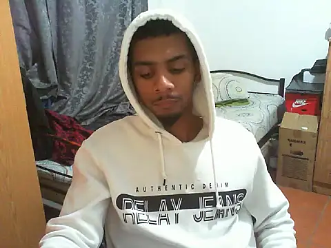 Snapshot of 29YOURZ_28_ chatting on 10/04/25, 04:16 29YOURZ 28 online show from 10/04/25, 04:16