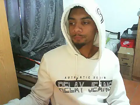 Snapshot of 29YOURZ_28_ chatting on 10/06/25, 08:34 29YOURZ 28 online show from 10/06/25, 08:34