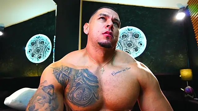 Snapshot of MassimoWalton2 chatting on 11/15/25, 02:02 MassimoWalton2 online show from 11/15/25, 02:02