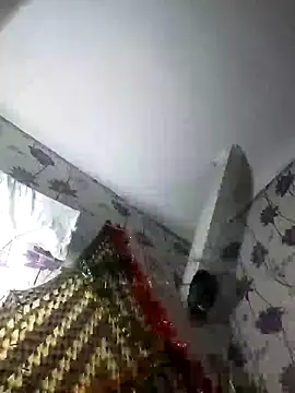 Snapshot of SweetLeila40 chatting on 12/25/24, 04:33 SweetLeila40 online show from 12/25/24, 04:33