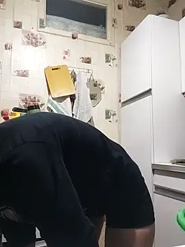 Snapshot of SweetLeila40 chatting on 11/12/25, 12:00 SweetLeila40 online show from 11/12/25, 12:00